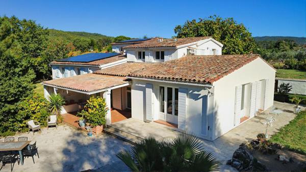 Propriété d'exception 9 pièces de 274 m² sur terrain paysager de 3 990 m² avec piscine Flayosc (83780)