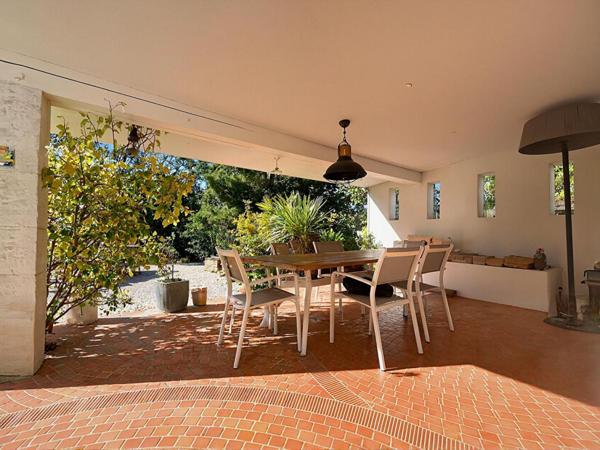 Propriété d'exception 9 pièces de 274 m² sur terrain paysager de 3 990 m² avec piscine Flayosc (83780)