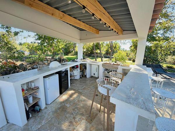 Propriété d'exception 9 pièces de 274 m² sur terrain paysager de 3 990 m² avec piscine Flayosc (83780)