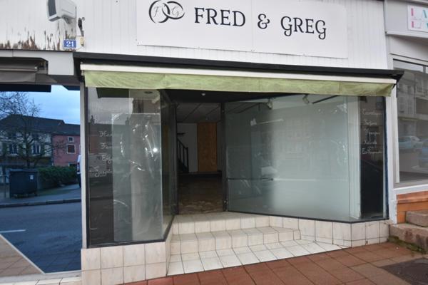 Centre CHAUFFAILLES Local commercial avec appartement à l'étage.