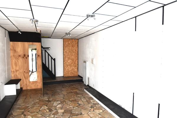 Centre CHAUFFAILLES Local commercial avec appartement à l'étage.