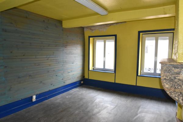 Centre CHAUFFAILLES Local commercial avec appartement à l'étage.