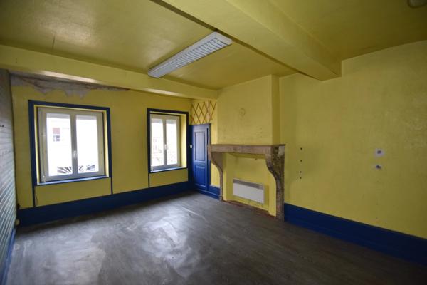 Centre CHAUFFAILLES Local commercial avec appartement à l'étage.