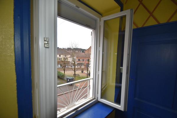 Centre CHAUFFAILLES Local commercial avec appartement à l'étage.