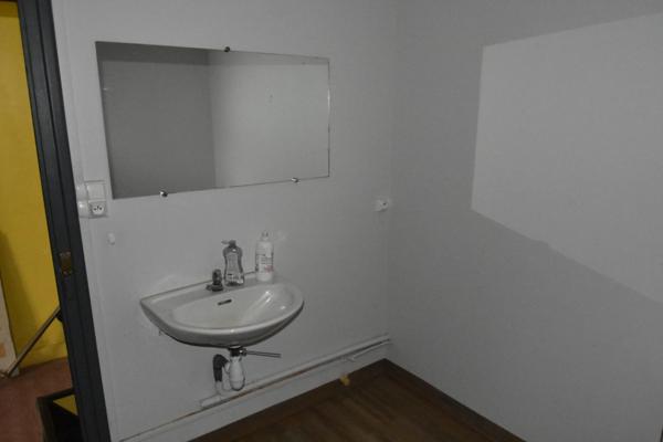 Centre CHAUFFAILLES Local commercial avec appartement à l'étage.