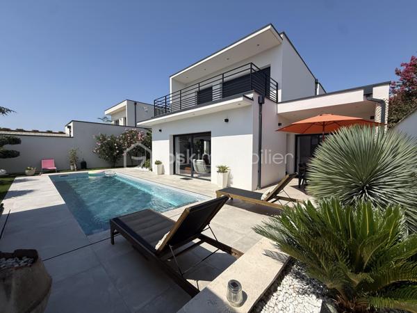 Anna Morra vous propose, à Saint-Simon, dans un quartier calme et résidentiel proche des commodités, cette magnifique villa contemporaine T6 édiffiée en 2023, avec piscine et garage sur un terrain clos de 487m2.

Cette villa moderne d’environ 200 m² offre des prestations haut de gamme et un confort de vie rare. 
Le bien se distingue par ses nombreuses baies vitrées et fenêtres fixes, apportant une luminosité exceptionnelle dans toutes les pièces.

Le rez-de-chaussée se compose d’une entrée avec rangement, d'un wc indépendant avec lavabo, d’un bureau pouvant servir de chambre, d’une vaste pièce de vie de plus de 80m2m² avec baie vitrée à galandage cuisine US et cheminée électrique.

La cuisine américaine est entièrement aménagée et équipée avec four, plaque gaz et électrique, micro-ondes, machine à café et lave-vaisselle. Elle donne directement accès à l’arrière-cuisine /buanderie, qui elle-même permet d’accéder au garage, offrant ainsi un agencement pratique et fonctionnel.
Une suite parentale complète avec chambre, dressing et salle d’eau privative avec douche à l'italienne, complètent ce niveau.

À l’étage, un bel espace mezzanine dessert trois chambres, deux avec placards aménagés et une avec dressing, dont deux possèdent chacune une terrasse privative.
La salle de bain, élégante et spacieuse, propose une baignoire, une douche à l’italienne, un meuble double vasque et une terrasse avec claustra.
Un WC indépendant complète ce niveau.

Le jardin clos, intime et soigneusement aménagé, offre une piscine au sel 3 × 9 m avec liner armé modèle Bali, ainsi qu’un pool house avec WC.

La pelouse synthétique garantit un entretien minimal .
Un puit relié à l’arrosage automatique goutte-à-goutte et aux WC, optimise la gestion de l’eau.
Côté extérieur, la villa dispose de deux terrasses couvertes, parfaites pour profiter du jardin et de la piscine en toutes saisons.

La maison bénéficie d’équipements haut de gamme :menuiseries aluminium, volets roulants électriques, climatisation gainable Airzone, VMC hygro, cumulus thermodynamique, cheminée électrique, portail automatisé et garage isolé avec rideau motorisé.

Villa sous garantie décennale. 
Un bien rare à Saint-Simon, alliant modernité, qualité et confort absolu, inondé de lumière naturelle et parfaitement pensé pour la vie familiale.