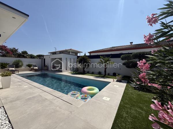 Anna Morra vous propose, à Saint-Simon, dans un quartier calme et résidentiel proche des commodités, cette magnifique villa contemporaine T6 édiffiée en 2023, avec piscine et garage sur un terrain clos de 487m2.

Cette villa moderne d’environ 200 m² offre des prestations haut de gamme et un confort de vie rare. 
Le bien se distingue par ses nombreuses baies vitrées et fenêtres fixes, apportant une luminosité exceptionnelle dans toutes les pièces.

Le rez-de-chaussée se compose d’une entrée avec rangement, d'un wc indépendant avec lavabo, d’un bureau pouvant servir de chambre, d’une vaste pièce de vie de plus de 80m2m² avec baie vitrée à galandage cuisine US et cheminée électrique.

La cuisine américaine est entièrement aménagée et équipée avec four, plaque gaz et électrique, micro-ondes, machine à café et lave-vaisselle. Elle donne directement accès à l’arrière-cuisine /buanderie, qui elle-même permet d’accéder au garage, offrant ainsi un agencement pratique et fonctionnel.
Une suite parentale complète avec chambre, dressing et salle d’eau privative avec douche à l'italienne, complètent ce niveau.

À l’étage, un bel espace mezzanine dessert trois chambres, deux avec placards aménagés et une avec dressing, dont deux possèdent chacune une terrasse privative.
La salle de bain, élégante et spacieuse, propose une baignoire, une douche à l’italienne, un meuble double vasque et une terrasse avec claustra.
Un WC indépendant complète ce niveau.

Le jardin clos, intime et soigneusement aménagé, offre une piscine au sel 3 × 9 m avec liner armé modèle Bali, ainsi qu’un pool house avec WC.

La pelouse synthétique garantit un entretien minimal .
Un puit relié à l’arrosage automatique goutte-à-goutte et aux WC, optimise la gestion de l’eau.
Côté extérieur, la villa dispose de deux terrasses couvertes, parfaites pour profiter du jardin et de la piscine en toutes saisons.

La maison bénéficie d’équipements haut de gamme :menuiseries aluminium, volets roulants électriques, climatisation gainable Airzone, VMC hygro, cumulus thermodynamique, cheminée électrique, portail automatisé et garage isolé avec rideau motorisé.

Villa sous garantie décennale. 
Un bien rare à Saint-Simon, alliant modernité, qualité et confort absolu, inondé de lumière naturelle et parfaitement pensé pour la vie familiale.