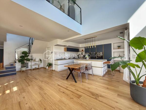 Anna Morra vous propose, à Saint-Simon, dans un quartier calme et résidentiel proche des commodités, cette magnifique villa contemporaine T6 édiffiée en 2023, avec piscine et garage sur un terrain clos de 487m2.

Cette villa moderne d’environ 200 m² offre des prestations haut de gamme et un confort de vie rare. 
Le bien se distingue par ses nombreuses baies vitrées et fenêtres fixes, apportant une luminosité exceptionnelle dans toutes les pièces.

Le rez-de-chaussée se compose d’une entrée avec rangement, d'un wc indépendant avec lavabo, d’un bureau pouvant servir de chambre, d’une vaste pièce de vie de plus de 80m2m² avec baie vitrée à galandage cuisine US et cheminée électrique.

La cuisine américaine est entièrement aménagée et équipée avec four, plaque gaz et électrique, micro-ondes, machine à café et lave-vaisselle. Elle donne directement accès à l’arrière-cuisine /buanderie, qui elle-même permet d’accéder au garage, offrant ainsi un agencement pratique et fonctionnel.
Une suite parentale complète avec chambre, dressing et salle d’eau privative avec douche à l'italienne, complètent ce niveau.

À l’étage, un bel espace mezzanine dessert trois chambres, deux avec placards aménagés et une avec dressing, dont deux possèdent chacune une terrasse privative.
La salle de bain, élégante et spacieuse, propose une baignoire, une douche à l’italienne, un meuble double vasque et une terrasse avec claustra.
Un WC indépendant complète ce niveau.

Le jardin clos, intime et soigneusement aménagé, offre une piscine au sel 3 × 9 m avec liner armé modèle Bali, ainsi qu’un pool house avec WC.

La pelouse synthétique garantit un entretien minimal .
Un puit relié à l’arrosage automatique goutte-à-goutte et aux WC, optimise la gestion de l’eau.
Côté extérieur, la villa dispose de deux terrasses couvertes, parfaites pour profiter du jardin et de la piscine en toutes saisons.

La maison bénéficie d’équipements haut de gamme :menuiseries aluminium, volets roulants électriques, climatisation gainable Airzone, VMC hygro, cumulus thermodynamique, cheminée électrique, portail automatisé et garage isolé avec rideau motorisé.

Villa sous garantie décennale. 
Un bien rare à Saint-Simon, alliant modernité, qualité et confort absolu, inondé de lumière naturelle et parfaitement pensé pour la vie familiale.