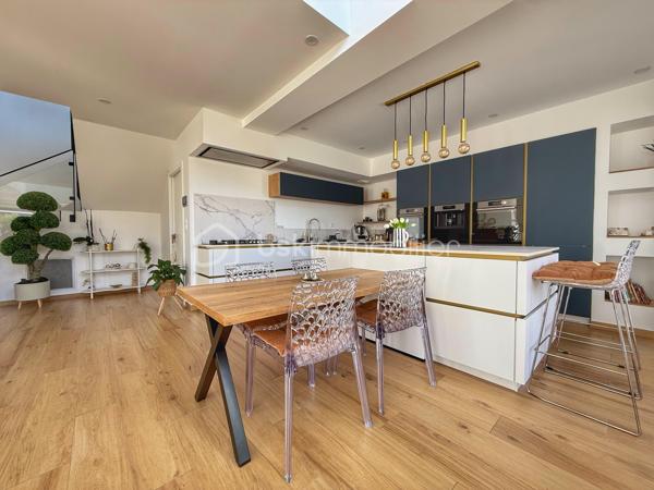 Anna Morra vous propose, à Saint-Simon, dans un quartier calme et résidentiel proche des commodités, cette magnifique villa contemporaine T6 édiffiée en 2023, avec piscine et garage sur un terrain clos de 487m2.

Cette villa moderne d’environ 200 m² offre des prestations haut de gamme et un confort de vie rare. 
Le bien se distingue par ses nombreuses baies vitrées et fenêtres fixes, apportant une luminosité exceptionnelle dans toutes les pièces.

Le rez-de-chaussée se compose d’une entrée avec rangement, d'un wc indépendant avec lavabo, d’un bureau pouvant servir de chambre, d’une vaste pièce de vie de plus de 80m2m² avec baie vitrée à galandage cuisine US et cheminée électrique.

La cuisine américaine est entièrement aménagée et équipée avec four, plaque gaz et électrique, micro-ondes, machine à café et lave-vaisselle. Elle donne directement accès à l’arrière-cuisine /buanderie, qui elle-même permet d’accéder au garage, offrant ainsi un agencement pratique et fonctionnel.
Une suite parentale complète avec chambre, dressing et salle d’eau privative avec douche à l'italienne, complètent ce niveau.

À l’étage, un bel espace mezzanine dessert trois chambres, deux avec placards aménagés et une avec dressing, dont deux possèdent chacune une terrasse privative.
La salle de bain, élégante et spacieuse, propose une baignoire, une douche à l’italienne, un meuble double vasque et une terrasse avec claustra.
Un WC indépendant complète ce niveau.

Le jardin clos, intime et soigneusement aménagé, offre une piscine au sel 3 × 9 m avec liner armé modèle Bali, ainsi qu’un pool house avec WC.

La pelouse synthétique garantit un entretien minimal .
Un puit relié à l’arrosage automatique goutte-à-goutte et aux WC, optimise la gestion de l’eau.
Côté extérieur, la villa dispose de deux terrasses couvertes, parfaites pour profiter du jardin et de la piscine en toutes saisons.

La maison bénéficie d’équipements haut de gamme :menuiseries aluminium, volets roulants électriques, climatisation gainable Airzone, VMC hygro, cumulus thermodynamique, cheminée électrique, portail automatisé et garage isolé avec rideau motorisé.

Villa sous garantie décennale. 
Un bien rare à Saint-Simon, alliant modernité, qualité et confort absolu, inondé de lumière naturelle et parfaitement pensé pour la vie familiale.