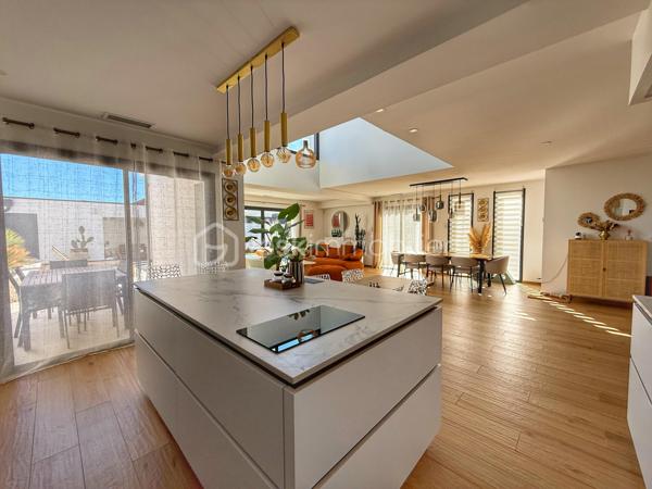 Anna Morra vous propose, à Saint-Simon, dans un quartier calme et résidentiel proche des commodités, cette magnifique villa contemporaine T6 édiffiée en 2023, avec piscine et garage sur un terrain clos de 487m2.

Cette villa moderne d’environ 200 m² offre des prestations haut de gamme et un confort de vie rare. 
Le bien se distingue par ses nombreuses baies vitrées et fenêtres fixes, apportant une luminosité exceptionnelle dans toutes les pièces.

Le rez-de-chaussée se compose d’une entrée avec rangement, d'un wc indépendant avec lavabo, d’un bureau pouvant servir de chambre, d’une vaste pièce de vie de plus de 80m2m² avec baie vitrée à galandage cuisine US et cheminée électrique.

La cuisine américaine est entièrement aménagée et équipée avec four, plaque gaz et électrique, micro-ondes, machine à café et lave-vaisselle. Elle donne directement accès à l’arrière-cuisine /buanderie, qui elle-même permet d’accéder au garage, offrant ainsi un agencement pratique et fonctionnel.
Une suite parentale complète avec chambre, dressing et salle d’eau privative avec douche à l'italienne, complètent ce niveau.

À l’étage, un bel espace mezzanine dessert trois chambres, deux avec placards aménagés et une avec dressing, dont deux possèdent chacune une terrasse privative.
La salle de bain, élégante et spacieuse, propose une baignoire, une douche à l’italienne, un meuble double vasque et une terrasse avec claustra.
Un WC indépendant complète ce niveau.

Le jardin clos, intime et soigneusement aménagé, offre une piscine au sel 3 × 9 m avec liner armé modèle Bali, ainsi qu’un pool house avec WC.

La pelouse synthétique garantit un entretien minimal .
Un puit relié à l’arrosage automatique goutte-à-goutte et aux WC, optimise la gestion de l’eau.
Côté extérieur, la villa dispose de deux terrasses couvertes, parfaites pour profiter du jardin et de la piscine en toutes saisons.

La maison bénéficie d’équipements haut de gamme :menuiseries aluminium, volets roulants électriques, climatisation gainable Airzone, VMC hygro, cumulus thermodynamique, cheminée électrique, portail automatisé et garage isolé avec rideau motorisé.

Villa sous garantie décennale. 
Un bien rare à Saint-Simon, alliant modernité, qualité et confort absolu, inondé de lumière naturelle et parfaitement pensé pour la vie familiale.