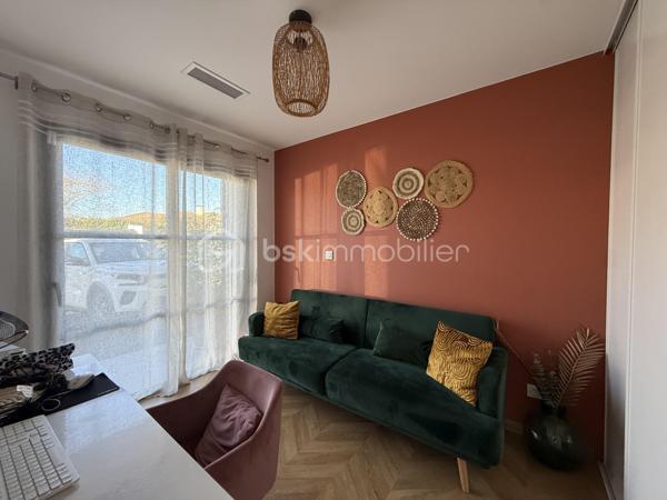 Anna Morra vous propose, à Saint-Simon, dans un quartier calme et résidentiel proche des commodités, cette magnifique villa contemporaine T6 édiffiée en 2023, avec piscine et garage sur un terrain clos de 487m2.

Cette villa moderne d’environ 200 m² offre des prestations haut de gamme et un confort de vie rare. 
Le bien se distingue par ses nombreuses baies vitrées et fenêtres fixes, apportant une luminosité exceptionnelle dans toutes les pièces.

Le rez-de-chaussée se compose d’une entrée avec rangement, d'un wc indépendant avec lavabo, d’un bureau pouvant servir de chambre, d’une vaste pièce de vie de plus de 80m2m² avec baie vitrée à galandage cuisine US et cheminée électrique.

La cuisine américaine est entièrement aménagée et équipée avec four, plaque gaz et électrique, micro-ondes, machine à café et lave-vaisselle. Elle donne directement accès à l’arrière-cuisine /buanderie, qui elle-même permet d’accéder au garage, offrant ainsi un agencement pratique et fonctionnel.
Une suite parentale complète avec chambre, dressing et salle d’eau privative avec douche à l'italienne, complètent ce niveau.

À l’étage, un bel espace mezzanine dessert trois chambres, deux avec placards aménagés et une avec dressing, dont deux possèdent chacune une terrasse privative.
La salle de bain, élégante et spacieuse, propose une baignoire, une douche à l’italienne, un meuble double vasque et une terrasse avec claustra.
Un WC indépendant complète ce niveau.

Le jardin clos, intime et soigneusement aménagé, offre une piscine au sel 3 × 9 m avec liner armé modèle Bali, ainsi qu’un pool house avec WC.

La pelouse synthétique garantit un entretien minimal .
Un puit relié à l’arrosage automatique goutte-à-goutte et aux WC, optimise la gestion de l’eau.
Côté extérieur, la villa dispose de deux terrasses couvertes, parfaites pour profiter du jardin et de la piscine en toutes saisons.

La maison bénéficie d’équipements haut de gamme :menuiseries aluminium, volets roulants électriques, climatisation gainable Airzone, VMC hygro, cumulus thermodynamique, cheminée électrique, portail automatisé et garage isolé avec rideau motorisé.

Villa sous garantie décennale. 
Un bien rare à Saint-Simon, alliant modernité, qualité et confort absolu, inondé de lumière naturelle et parfaitement pensé pour la vie familiale.