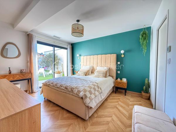 Anna Morra vous propose, à Saint-Simon, dans un quartier calme et résidentiel proche des commodités, cette magnifique villa contemporaine T6 édiffiée en 2023, avec piscine et garage sur un terrain clos de 487m2.

Cette villa moderne d’environ 200 m² offre des prestations haut de gamme et un confort de vie rare. 
Le bien se distingue par ses nombreuses baies vitrées et fenêtres fixes, apportant une luminosité exceptionnelle dans toutes les pièces.

Le rez-de-chaussée se compose d’une entrée avec rangement, d'un wc indépendant avec lavabo, d’un bureau pouvant servir de chambre, d’une vaste pièce de vie de plus de 80m2m² avec baie vitrée à galandage cuisine US et cheminée électrique.

La cuisine américaine est entièrement aménagée et équipée avec four, plaque gaz et électrique, micro-ondes, machine à café et lave-vaisselle. Elle donne directement accès à l’arrière-cuisine /buanderie, qui elle-même permet d’accéder au garage, offrant ainsi un agencement pratique et fonctionnel.
Une suite parentale complète avec chambre, dressing et salle d’eau privative avec douche à l'italienne, complètent ce niveau.

À l’étage, un bel espace mezzanine dessert trois chambres, deux avec placards aménagés et une avec dressing, dont deux possèdent chacune une terrasse privative.
La salle de bain, élégante et spacieuse, propose une baignoire, une douche à l’italienne, un meuble double vasque et une terrasse avec claustra.
Un WC indépendant complète ce niveau.

Le jardin clos, intime et soigneusement aménagé, offre une piscine au sel 3 × 9 m avec liner armé modèle Bali, ainsi qu’un pool house avec WC.

La pelouse synthétique garantit un entretien minimal .
Un puit relié à l’arrosage automatique goutte-à-goutte et aux WC, optimise la gestion de l’eau.
Côté extérieur, la villa dispose de deux terrasses couvertes, parfaites pour profiter du jardin et de la piscine en toutes saisons.

La maison bénéficie d’équipements haut de gamme :menuiseries aluminium, volets roulants électriques, climatisation gainable Airzone, VMC hygro, cumulus thermodynamique, cheminée électrique, portail automatisé et garage isolé avec rideau motorisé.

Villa sous garantie décennale. 
Un bien rare à Saint-Simon, alliant modernité, qualité et confort absolu, inondé de lumière naturelle et parfaitement pensé pour la vie familiale.