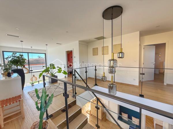 Anna Morra vous propose, à Saint-Simon, dans un quartier calme et résidentiel proche des commodités, cette magnifique villa contemporaine T6 édiffiée en 2023, avec piscine et garage sur un terrain clos de 487m2.

Cette villa moderne d’environ 200 m² offre des prestations haut de gamme et un confort de vie rare. 
Le bien se distingue par ses nombreuses baies vitrées et fenêtres fixes, apportant une luminosité exceptionnelle dans toutes les pièces.

Le rez-de-chaussée se compose d’une entrée avec rangement, d'un wc indépendant avec lavabo, d’un bureau pouvant servir de chambre, d’une vaste pièce de vie de plus de 80m2m² avec baie vitrée à galandage cuisine US et cheminée électrique.

La cuisine américaine est entièrement aménagée et équipée avec four, plaque gaz et électrique, micro-ondes, machine à café et lave-vaisselle. Elle donne directement accès à l’arrière-cuisine /buanderie, qui elle-même permet d’accéder au garage, offrant ainsi un agencement pratique et fonctionnel.
Une suite parentale complète avec chambre, dressing et salle d’eau privative avec douche à l'italienne, complètent ce niveau.

À l’étage, un bel espace mezzanine dessert trois chambres, deux avec placards aménagés et une avec dressing, dont deux possèdent chacune une terrasse privative.
La salle de bain, élégante et spacieuse, propose une baignoire, une douche à l’italienne, un meuble double vasque et une terrasse avec claustra.
Un WC indépendant complète ce niveau.

Le jardin clos, intime et soigneusement aménagé, offre une piscine au sel 3 × 9 m avec liner armé modèle Bali, ainsi qu’un pool house avec WC.

La pelouse synthétique garantit un entretien minimal .
Un puit relié à l’arrosage automatique goutte-à-goutte et aux WC, optimise la gestion de l’eau.
Côté extérieur, la villa dispose de deux terrasses couvertes, parfaites pour profiter du jardin et de la piscine en toutes saisons.

La maison bénéficie d’équipements haut de gamme :menuiseries aluminium, volets roulants électriques, climatisation gainable Airzone, VMC hygro, cumulus thermodynamique, cheminée électrique, portail automatisé et garage isolé avec rideau motorisé.

Villa sous garantie décennale. 
Un bien rare à Saint-Simon, alliant modernité, qualité et confort absolu, inondé de lumière naturelle et parfaitement pensé pour la vie familiale.