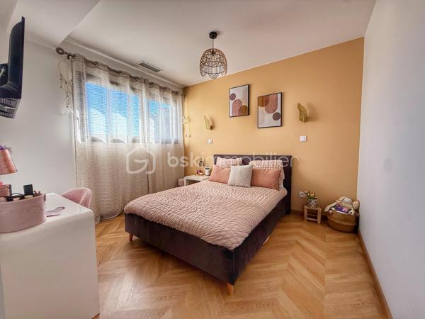 Anna Morra vous propose, à Saint-Simon, dans un quartier calme et résidentiel proche des commodités, cette magnifique villa contemporaine T6 édiffiée en 2023, avec piscine et garage sur un terrain clos de 487m2.

Cette villa moderne d’environ 200 m² offre des prestations haut de gamme et un confort de vie rare. 
Le bien se distingue par ses nombreuses baies vitrées et fenêtres fixes, apportant une luminosité exceptionnelle dans toutes les pièces.

Le rez-de-chaussée se compose d’une entrée avec rangement, d'un wc indépendant avec lavabo, d’un bureau pouvant servir de chambre, d’une vaste pièce de vie de plus de 80m2m² avec baie vitrée à galandage cuisine US et cheminée électrique.

La cuisine américaine est entièrement aménagée et équipée avec four, plaque gaz et électrique, micro-ondes, machine à café et lave-vaisselle. Elle donne directement accès à l’arrière-cuisine /buanderie, qui elle-même permet d’accéder au garage, offrant ainsi un agencement pratique et fonctionnel.
Une suite parentale complète avec chambre, dressing et salle d’eau privative avec douche à l'italienne, complètent ce niveau.

À l’étage, un bel espace mezzanine dessert trois chambres, deux avec placards aménagés et une avec dressing, dont deux possèdent chacune une terrasse privative.
La salle de bain, élégante et spacieuse, propose une baignoire, une douche à l’italienne, un meuble double vasque et une terrasse avec claustra.
Un WC indépendant complète ce niveau.

Le jardin clos, intime et soigneusement aménagé, offre une piscine au sel 3 × 9 m avec liner armé modèle Bali, ainsi qu’un pool house avec WC.

La pelouse synthétique garantit un entretien minimal .
Un puit relié à l’arrosage automatique goutte-à-goutte et aux WC, optimise la gestion de l’eau.
Côté extérieur, la villa dispose de deux terrasses couvertes, parfaites pour profiter du jardin et de la piscine en toutes saisons.

La maison bénéficie d’équipements haut de gamme :menuiseries aluminium, volets roulants électriques, climatisation gainable Airzone, VMC hygro, cumulus thermodynamique, cheminée électrique, portail automatisé et garage isolé avec rideau motorisé.

Villa sous garantie décennale. 
Un bien rare à Saint-Simon, alliant modernité, qualité et confort absolu, inondé de lumière naturelle et parfaitement pensé pour la vie familiale.