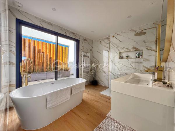 Anna Morra vous propose, à Saint-Simon, dans un quartier calme et résidentiel proche des commodités, cette magnifique villa contemporaine T6 édiffiée en 2023, avec piscine et garage sur un terrain clos de 487m2.

Cette villa moderne d’environ 200 m² offre des prestations haut de gamme et un confort de vie rare. 
Le bien se distingue par ses nombreuses baies vitrées et fenêtres fixes, apportant une luminosité exceptionnelle dans toutes les pièces.

Le rez-de-chaussée se compose d’une entrée avec rangement, d'un wc indépendant avec lavabo, d’un bureau pouvant servir de chambre, d’une vaste pièce de vie de plus de 80m2m² avec baie vitrée à galandage cuisine US et cheminée électrique.

La cuisine américaine est entièrement aménagée et équipée avec four, plaque gaz et électrique, micro-ondes, machine à café et lave-vaisselle. Elle donne directement accès à l’arrière-cuisine /buanderie, qui elle-même permet d’accéder au garage, offrant ainsi un agencement pratique et fonctionnel.
Une suite parentale complète avec chambre, dressing et salle d’eau privative avec douche à l'italienne, complètent ce niveau.

À l’étage, un bel espace mezzanine dessert trois chambres, deux avec placards aménagés et une avec dressing, dont deux possèdent chacune une terrasse privative.
La salle de bain, élégante et spacieuse, propose une baignoire, une douche à l’italienne, un meuble double vasque et une terrasse avec claustra.
Un WC indépendant complète ce niveau.

Le jardin clos, intime et soigneusement aménagé, offre une piscine au sel 3 × 9 m avec liner armé modèle Bali, ainsi qu’un pool house avec WC.

La pelouse synthétique garantit un entretien minimal .
Un puit relié à l’arrosage automatique goutte-à-goutte et aux WC, optimise la gestion de l’eau.
Côté extérieur, la villa dispose de deux terrasses couvertes, parfaites pour profiter du jardin et de la piscine en toutes saisons.

La maison bénéficie d’équipements haut de gamme :menuiseries aluminium, volets roulants électriques, climatisation gainable Airzone, VMC hygro, cumulus thermodynamique, cheminée électrique, portail automatisé et garage isolé avec rideau motorisé.

Villa sous garantie décennale. 
Un bien rare à Saint-Simon, alliant modernité, qualité et confort absolu, inondé de lumière naturelle et parfaitement pensé pour la vie familiale.