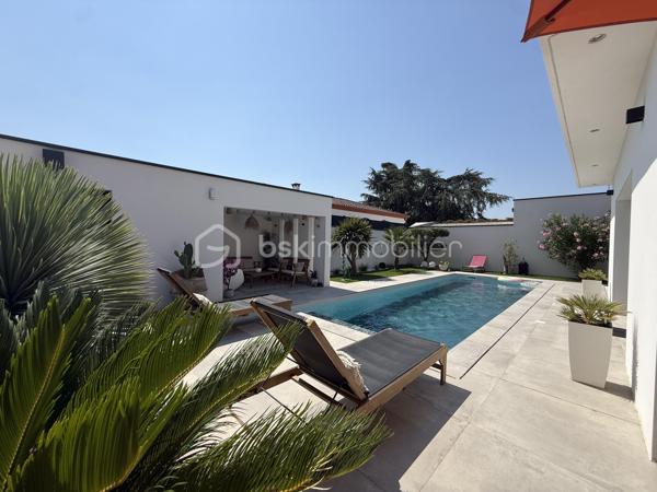 Anna Morra vous propose, à Saint-Simon, dans un quartier calme et résidentiel proche des commodités, cette magnifique villa contemporaine T6 édiffiée en 2023, avec piscine et garage sur un terrain clos de 487m2.

Cette villa moderne d’environ 200 m² offre des prestations haut de gamme et un confort de vie rare. 
Le bien se distingue par ses nombreuses baies vitrées et fenêtres fixes, apportant une luminosité exceptionnelle dans toutes les pièces.

Le rez-de-chaussée se compose d’une entrée avec rangement, d'un wc indépendant avec lavabo, d’un bureau pouvant servir de chambre, d’une vaste pièce de vie de plus de 80m2m² avec baie vitrée à galandage cuisine US et cheminée électrique.

La cuisine américaine est entièrement aménagée et équipée avec four, plaque gaz et électrique, micro-ondes, machine à café et lave-vaisselle. Elle donne directement accès à l’arrière-cuisine /buanderie, qui elle-même permet d’accéder au garage, offrant ainsi un agencement pratique et fonctionnel.
Une suite parentale complète avec chambre, dressing et salle d’eau privative avec douche à l'italienne, complètent ce niveau.

À l’étage, un bel espace mezzanine dessert trois chambres, deux avec placards aménagés et une avec dressing, dont deux possèdent chacune une terrasse privative.
La salle de bain, élégante et spacieuse, propose une baignoire, une douche à l’italienne, un meuble double vasque et une terrasse avec claustra.
Un WC indépendant complète ce niveau.

Le jardin clos, intime et soigneusement aménagé, offre une piscine au sel 3 × 9 m avec liner armé modèle Bali, ainsi qu’un pool house avec WC.

La pelouse synthétique garantit un entretien minimal .
Un puit relié à l’arrosage automatique goutte-à-goutte et aux WC, optimise la gestion de l’eau.
Côté extérieur, la villa dispose de deux terrasses couvertes, parfaites pour profiter du jardin et de la piscine en toutes saisons.

La maison bénéficie d’équipements haut de gamme :menuiseries aluminium, volets roulants électriques, climatisation gainable Airzone, VMC hygro, cumulus thermodynamique, cheminée électrique, portail automatisé et garage isolé avec rideau motorisé.

Villa sous garantie décennale. 
Un bien rare à Saint-Simon, alliant modernité, qualité et confort absolu, inondé de lumière naturelle et parfaitement pensé pour la vie familiale.