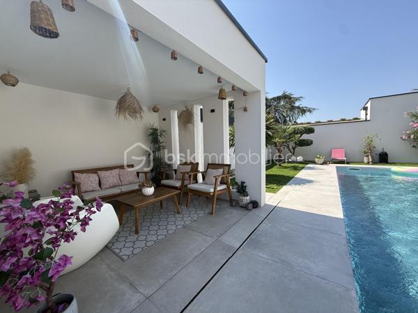 Anna Morra vous propose, à Saint-Simon, dans un quartier calme et résidentiel proche des commodités, cette magnifique villa contemporaine T6 édiffiée en 2023, avec piscine et garage sur un terrain clos de 487m2.

Cette villa moderne d’environ 200 m² offre des prestations haut de gamme et un confort de vie rare. 
Le bien se distingue par ses nombreuses baies vitrées et fenêtres fixes, apportant une luminosité exceptionnelle dans toutes les pièces.

Le rez-de-chaussée se compose d’une entrée avec rangement, d'un wc indépendant avec lavabo, d’un bureau pouvant servir de chambre, d’une vaste pièce de vie de plus de 80m2m² avec baie vitrée à galandage cuisine US et cheminée électrique.

La cuisine américaine est entièrement aménagée et équipée avec four, plaque gaz et électrique, micro-ondes, machine à café et lave-vaisselle. Elle donne directement accès à l’arrière-cuisine /buanderie, qui elle-même permet d’accéder au garage, offrant ainsi un agencement pratique et fonctionnel.
Une suite parentale complète avec chambre, dressing et salle d’eau privative avec douche à l'italienne, complètent ce niveau.

À l’étage, un bel espace mezzanine dessert trois chambres, deux avec placards aménagés et une avec dressing, dont deux possèdent chacune une terrasse privative.
La salle de bain, élégante et spacieuse, propose une baignoire, une douche à l’italienne, un meuble double vasque et une terrasse avec claustra.
Un WC indépendant complète ce niveau.

Le jardin clos, intime et soigneusement aménagé, offre une piscine au sel 3 × 9 m avec liner armé modèle Bali, ainsi qu’un pool house avec WC.

La pelouse synthétique garantit un entretien minimal .
Un puit relié à l’arrosage automatique goutte-à-goutte et aux WC, optimise la gestion de l’eau.
Côté extérieur, la villa dispose de deux terrasses couvertes, parfaites pour profiter du jardin et de la piscine en toutes saisons.

La maison bénéficie d’équipements haut de gamme :menuiseries aluminium, volets roulants électriques, climatisation gainable Airzone, VMC hygro, cumulus thermodynamique, cheminée électrique, portail automatisé et garage isolé avec rideau motorisé.

Villa sous garantie décennale. 
Un bien rare à Saint-Simon, alliant modernité, qualité et confort absolu, inondé de lumière naturelle et parfaitement pensé pour la vie familiale.