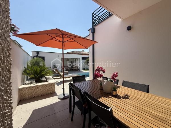 Anna Morra vous propose, à Saint-Simon, dans un quartier calme et résidentiel proche des commodités, cette magnifique villa contemporaine T6 édiffiée en 2023, avec piscine et garage sur un terrain clos de 487m2.

Cette villa moderne d’environ 200 m² offre des prestations haut de gamme et un confort de vie rare. 
Le bien se distingue par ses nombreuses baies vitrées et fenêtres fixes, apportant une luminosité exceptionnelle dans toutes les pièces.

Le rez-de-chaussée se compose d’une entrée avec rangement, d'un wc indépendant avec lavabo, d’un bureau pouvant servir de chambre, d’une vaste pièce de vie de plus de 80m2m² avec baie vitrée à galandage cuisine US et cheminée électrique.

La cuisine américaine est entièrement aménagée et équipée avec four, plaque gaz et électrique, micro-ondes, machine à café et lave-vaisselle. Elle donne directement accès à l’arrière-cuisine /buanderie, qui elle-même permet d’accéder au garage, offrant ainsi un agencement pratique et fonctionnel.
Une suite parentale complète avec chambre, dressing et salle d’eau privative avec douche à l'italienne, complètent ce niveau.

À l’étage, un bel espace mezzanine dessert trois chambres, deux avec placards aménagés et une avec dressing, dont deux possèdent chacune une terrasse privative.
La salle de bain, élégante et spacieuse, propose une baignoire, une douche à l’italienne, un meuble double vasque et une terrasse avec claustra.
Un WC indépendant complète ce niveau.

Le jardin clos, intime et soigneusement aménagé, offre une piscine au sel 3 × 9 m avec liner armé modèle Bali, ainsi qu’un pool house avec WC.

La pelouse synthétique garantit un entretien minimal .
Un puit relié à l’arrosage automatique goutte-à-goutte et aux WC, optimise la gestion de l’eau.
Côté extérieur, la villa dispose de deux terrasses couvertes, parfaites pour profiter du jardin et de la piscine en toutes saisons.

La maison bénéficie d’équipements haut de gamme :menuiseries aluminium, volets roulants électriques, climatisation gainable Airzone, VMC hygro, cumulus thermodynamique, cheminée électrique, portail automatisé et garage isolé avec rideau motorisé.

Villa sous garantie décennale. 
Un bien rare à Saint-Simon, alliant modernité, qualité et confort absolu, inondé de lumière naturelle et parfaitement pensé pour la vie familiale.