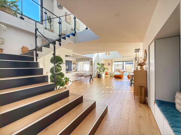 Anna Morra vous propose, à Saint-Simon, dans un quartier calme et résidentiel proche des commodités, cette magnifique villa contemporaine T6 édiffiée en 2023, avec piscine et garage sur un terrain clos de 487m2.

Cette villa moderne d’environ 200 m² offre des prestations haut de gamme et un confort de vie rare. 
Le bien se distingue par ses nombreuses baies vitrées et fenêtres fixes, apportant une luminosité exceptionnelle dans toutes les pièces.

Le rez-de-chaussée se compose d’une entrée avec rangement, d'un wc indépendant avec lavabo, d’un bureau pouvant servir de chambre, d’une vaste pièce de vie de plus de 80m2m² avec baie vitrée à galandage cuisine US et cheminée électrique.

La cuisine américaine est entièrement aménagée et équipée avec four, plaque gaz et électrique, micro-ondes, machine à café et lave-vaisselle. Elle donne directement accès à l’arrière-cuisine /buanderie, qui elle-même permet d’accéder au garage, offrant ainsi un agencement pratique et fonctionnel.
Une suite parentale complète avec chambre, dressing et salle d’eau privative avec douche à l'italienne, complètent ce niveau.

À l’étage, un bel espace mezzanine dessert trois chambres, deux avec placards aménagés et une avec dressing, dont deux possèdent chacune une terrasse privative.
La salle de bain, élégante et spacieuse, propose une baignoire, une douche à l’italienne, un meuble double vasque et une terrasse avec claustra.
Un WC indépendant complète ce niveau.

Le jardin clos, intime et soigneusement aménagé, offre une piscine au sel 3 × 9 m avec liner armé modèle Bali, ainsi qu’un pool house avec WC.

La pelouse synthétique garantit un entretien minimal .
Un puit relié à l’arrosage automatique goutte-à-goutte et aux WC, optimise la gestion de l’eau.
Côté extérieur, la villa dispose de deux terrasses couvertes, parfaites pour profiter du jardin et de la piscine en toutes saisons.

La maison bénéficie d’équipements haut de gamme :menuiseries aluminium, volets roulants électriques, climatisation gainable Airzone, VMC hygro, cumulus thermodynamique, cheminée électrique, portail automatisé et garage isolé avec rideau motorisé.

Villa sous garantie décennale. 
Un bien rare à Saint-Simon, alliant modernité, qualité et confort absolu, inondé de lumière naturelle et parfaitement pensé pour la vie familiale.