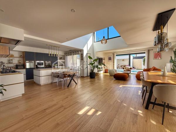Anna Morra vous propose, à Saint-Simon, dans un quartier calme et résidentiel proche des commodités, cette magnifique villa contemporaine T6 édiffiée en 2023, avec piscine et garage sur un terrain clos de 487m2.

Cette villa moderne d’environ 200 m² offre des prestations haut de gamme et un confort de vie rare. 
Le bien se distingue par ses nombreuses baies vitrées et fenêtres fixes, apportant une luminosité exceptionnelle dans toutes les pièces.

Le rez-de-chaussée se compose d’une entrée avec rangement, d'un wc indépendant avec lavabo, d’un bureau pouvant servir de chambre, d’une vaste pièce de vie de plus de 80m2m² avec baie vitrée à galandage cuisine US et cheminée électrique.

La cuisine américaine est entièrement aménagée et équipée avec four, plaque gaz et électrique, micro-ondes, machine à café et lave-vaisselle. Elle donne directement accès à l’arrière-cuisine /buanderie, qui elle-même permet d’accéder au garage, offrant ainsi un agencement pratique et fonctionnel.
Une suite parentale complète avec chambre, dressing et salle d’eau privative avec douche à l'italienne, complètent ce niveau.

À l’étage, un bel espace mezzanine dessert trois chambres, deux avec placards aménagés et une avec dressing, dont deux possèdent chacune une terrasse privative.
La salle de bain, élégante et spacieuse, propose une baignoire, une douche à l’italienne, un meuble double vasque et une terrasse avec claustra.
Un WC indépendant complète ce niveau.

Le jardin clos, intime et soigneusement aménagé, offre une piscine au sel 3 × 9 m avec liner armé modèle Bali, ainsi qu’un pool house avec WC.

La pelouse synthétique garantit un entretien minimal .
Un puit relié à l’arrosage automatique goutte-à-goutte et aux WC, optimise la gestion de l’eau.
Côté extérieur, la villa dispose de deux terrasses couvertes, parfaites pour profiter du jardin et de la piscine en toutes saisons.

La maison bénéficie d’équipements haut de gamme :menuiseries aluminium, volets roulants électriques, climatisation gainable Airzone, VMC hygro, cumulus thermodynamique, cheminée électrique, portail automatisé et garage isolé avec rideau motorisé.

Villa sous garantie décennale. 
Un bien rare à Saint-Simon, alliant modernité, qualité et confort absolu, inondé de lumière naturelle et parfaitement pensé pour la vie familiale.