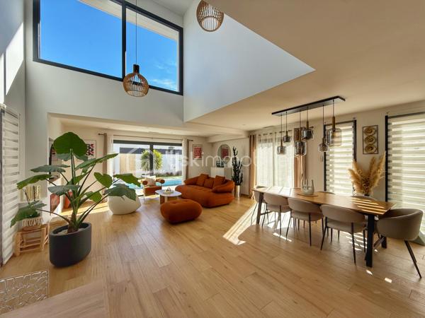 Anna Morra vous propose, à Saint-Simon, dans un quartier calme et résidentiel proche des commodités, cette magnifique villa contemporaine T6 édiffiée en 2023, avec piscine et garage sur un terrain clos de 487m2.

Cette villa moderne d’environ 200 m² offre des prestations haut de gamme et un confort de vie rare. 
Le bien se distingue par ses nombreuses baies vitrées et fenêtres fixes, apportant une luminosité exceptionnelle dans toutes les pièces.

Le rez-de-chaussée se compose d’une entrée avec rangement, d'un wc indépendant avec lavabo, d’un bureau pouvant servir de chambre, d’une vaste pièce de vie de plus de 80m2m² avec baie vitrée à galandage cuisine US et cheminée électrique.

La cuisine américaine est entièrement aménagée et équipée avec four, plaque gaz et électrique, micro-ondes, machine à café et lave-vaisselle. Elle donne directement accès à l’arrière-cuisine /buanderie, qui elle-même permet d’accéder au garage, offrant ainsi un agencement pratique et fonctionnel.
Une suite parentale complète avec chambre, dressing et salle d’eau privative avec douche à l'italienne, complètent ce niveau.

À l’étage, un bel espace mezzanine dessert trois chambres, deux avec placards aménagés et une avec dressing, dont deux possèdent chacune une terrasse privative.
La salle de bain, élégante et spacieuse, propose une baignoire, une douche à l’italienne, un meuble double vasque et une terrasse avec claustra.
Un WC indépendant complète ce niveau.

Le jardin clos, intime et soigneusement aménagé, offre une piscine au sel 3 × 9 m avec liner armé modèle Bali, ainsi qu’un pool house avec WC.

La pelouse synthétique garantit un entretien minimal .
Un puit relié à l’arrosage automatique goutte-à-goutte et aux WC, optimise la gestion de l’eau.
Côté extérieur, la villa dispose de deux terrasses couvertes, parfaites pour profiter du jardin et de la piscine en toutes saisons.

La maison bénéficie d’équipements haut de gamme :menuiseries aluminium, volets roulants électriques, climatisation gainable Airzone, VMC hygro, cumulus thermodynamique, cheminée électrique, portail automatisé et garage isolé avec rideau motorisé.

Villa sous garantie décennale. 
Un bien rare à Saint-Simon, alliant modernité, qualité et confort absolu, inondé de lumière naturelle et parfaitement pensé pour la vie familiale.