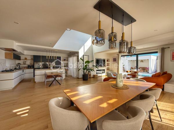 Anna Morra vous propose, à Saint-Simon, dans un quartier calme et résidentiel proche des commodités, cette magnifique villa contemporaine T6 édiffiée en 2023, avec piscine et garage sur un terrain clos de 487m2.

Cette villa moderne d’environ 200 m² offre des prestations haut de gamme et un confort de vie rare. 
Le bien se distingue par ses nombreuses baies vitrées et fenêtres fixes, apportant une luminosité exceptionnelle dans toutes les pièces.

Le rez-de-chaussée se compose d’une entrée avec rangement, d'un wc indépendant avec lavabo, d’un bureau pouvant servir de chambre, d’une vaste pièce de vie de plus de 80m2m² avec baie vitrée à galandage cuisine US et cheminée électrique.

La cuisine américaine est entièrement aménagée et équipée avec four, plaque gaz et électrique, micro-ondes, machine à café et lave-vaisselle. Elle donne directement accès à l’arrière-cuisine /buanderie, qui elle-même permet d’accéder au garage, offrant ainsi un agencement pratique et fonctionnel.
Une suite parentale complète avec chambre, dressing et salle d’eau privative avec douche à l'italienne, complètent ce niveau.

À l’étage, un bel espace mezzanine dessert trois chambres, deux avec placards aménagés et une avec dressing, dont deux possèdent chacune une terrasse privative.
La salle de bain, élégante et spacieuse, propose une baignoire, une douche à l’italienne, un meuble double vasque et une terrasse avec claustra.
Un WC indépendant complète ce niveau.

Le jardin clos, intime et soigneusement aménagé, offre une piscine au sel 3 × 9 m avec liner armé modèle Bali, ainsi qu’un pool house avec WC.

La pelouse synthétique garantit un entretien minimal .
Un puit relié à l’arrosage automatique goutte-à-goutte et aux WC, optimise la gestion de l’eau.
Côté extérieur, la villa dispose de deux terrasses couvertes, parfaites pour profiter du jardin et de la piscine en toutes saisons.

La maison bénéficie d’équipements haut de gamme :menuiseries aluminium, volets roulants électriques, climatisation gainable Airzone, VMC hygro, cumulus thermodynamique, cheminée électrique, portail automatisé et garage isolé avec rideau motorisé.

Villa sous garantie décennale. 
Un bien rare à Saint-Simon, alliant modernité, qualité et confort absolu, inondé de lumière naturelle et parfaitement pensé pour la vie familiale.