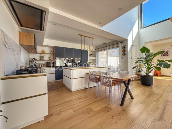 Anna Morra vous propose, à Saint-Simon, dans un quartier calme et résidentiel proche des commodités, cette magnifique villa contemporaine T6 édiffiée en 2023, avec piscine et garage sur un terrain clos de 487m2.

Cette villa moderne d’environ 200 m² offre des prestations haut de gamme et un confort de vie rare. 
Le bien se distingue par ses nombreuses baies vitrées et fenêtres fixes, apportant une luminosité exceptionnelle dans toutes les pièces.

Le rez-de-chaussée se compose d’une entrée avec rangement, d'un wc indépendant avec lavabo, d’un bureau pouvant servir de chambre, d’une vaste pièce de vie de plus de 80m2m² avec baie vitrée à galandage cuisine US et cheminée électrique.

La cuisine américaine est entièrement aménagée et équipée avec four, plaque gaz et électrique, micro-ondes, machine à café et lave-vaisselle. Elle donne directement accès à l’arrière-cuisine /buanderie, qui elle-même permet d’accéder au garage, offrant ainsi un agencement pratique et fonctionnel.
Une suite parentale complète avec chambre, dressing et salle d’eau privative avec douche à l'italienne, complètent ce niveau.

À l’étage, un bel espace mezzanine dessert trois chambres, deux avec placards aménagés et une avec dressing, dont deux possèdent chacune une terrasse privative.
La salle de bain, élégante et spacieuse, propose une baignoire, une douche à l’italienne, un meuble double vasque et une terrasse avec claustra.
Un WC indépendant complète ce niveau.

Le jardin clos, intime et soigneusement aménagé, offre une piscine au sel 3 × 9 m avec liner armé modèle Bali, ainsi qu’un pool house avec WC.

La pelouse synthétique garantit un entretien minimal .
Un puit relié à l’arrosage automatique goutte-à-goutte et aux WC, optimise la gestion de l’eau.
Côté extérieur, la villa dispose de deux terrasses couvertes, parfaites pour profiter du jardin et de la piscine en toutes saisons.

La maison bénéficie d’équipements haut de gamme :menuiseries aluminium, volets roulants électriques, climatisation gainable Airzone, VMC hygro, cumulus thermodynamique, cheminée électrique, portail automatisé et garage isolé avec rideau motorisé.

Villa sous garantie décennale. 
Un bien rare à Saint-Simon, alliant modernité, qualité et confort absolu, inondé de lumière naturelle et parfaitement pensé pour la vie familiale.