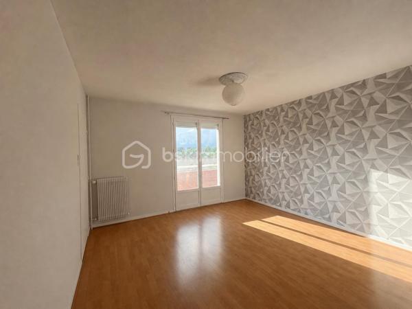 Fontaine les dijon : Au sein d'une résidence arborée et sécurisée, appartement lumineux exposé Ouest, comprenant 3 pièces à rafraîchir, d'environ 62 m² au 5 ème étage avec ascenseur.
L'appartement, dispose, d'une entrée avec placard de rangement, une cuisine indépendante, pouvant s'ouvrir sur le séjour qui lui dispose d'un balcon. Deux chambres, une salle d'eau, un espace dressing. Chauffage, eau chaude et eau froide inclus dans les charges de copropriété. 
L'appartement est vendu avec une cave en sous sol , et un garage individuel fermé au sein de la copropriété. 
taxe foncière 1127 euros.