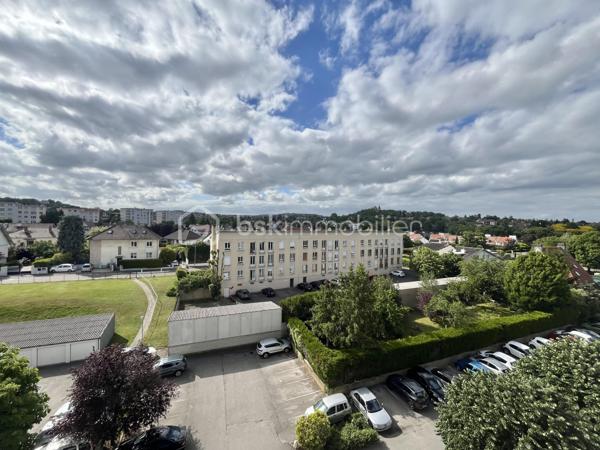 Fontaine les dijon : Au sein d'une résidence arborée et sécurisée, appartement lumineux exposé Ouest, comprenant 3 pièces à rafraîchir, d'environ 62 m² au 5 ème étage avec ascenseur.
L'appartement, dispose, d'une entrée avec placard de rangement, une cuisine indépendante, pouvant s'ouvrir sur le séjour qui lui dispose d'un balcon. Deux chambres, une salle d'eau, un espace dressing. Chauffage, eau chaude et eau froide inclus dans les charges de copropriété. 
L'appartement est vendu avec une cave en sous sol , et un garage individuel fermé au sein de la copropriété. 
taxe foncière 1127 euros.