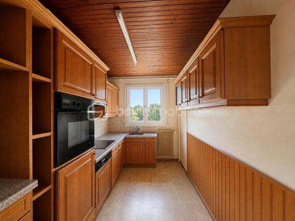 Fontaine les dijon : Au sein d'une résidence arborée et sécurisée, appartement lumineux exposé Ouest, comprenant 3 pièces à rafraîchir, d'environ 62 m² au 5 ème étage avec ascenseur.
L'appartement, dispose, d'une entrée avec placard de rangement, une cuisine indépendante, pouvant s'ouvrir sur le séjour qui lui dispose d'un balcon. Deux chambres, une salle d'eau, un espace dressing. Chauffage, eau chaude et eau froide inclus dans les charges de copropriété. 
L'appartement est vendu avec une cave en sous sol , et un garage individuel fermé au sein de la copropriété. 
taxe foncière 1127 euros.