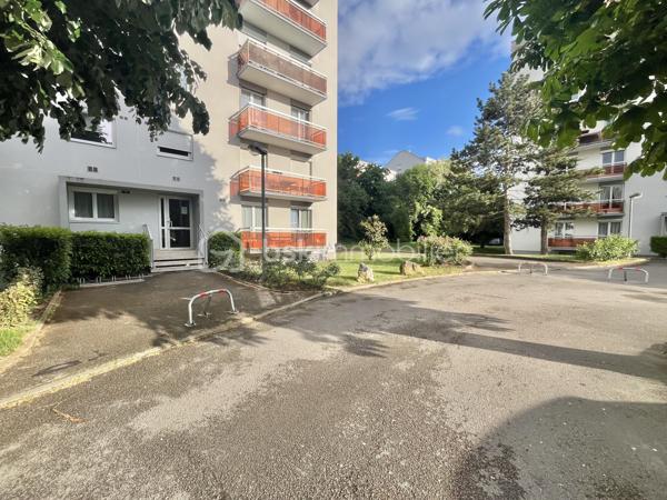 Fontaine les dijon : Au sein d'une résidence arborée et sécurisée, appartement lumineux exposé Ouest, comprenant 3 pièces à rafraîchir, d'environ 62 m² au 5 ème étage avec ascenseur.
L'appartement, dispose, d'une entrée avec placard de rangement, une cuisine indépendante, pouvant s'ouvrir sur le séjour qui lui dispose d'un balcon. Deux chambres, une salle d'eau, un espace dressing. Chauffage, eau chaude et eau froide inclus dans les charges de copropriété. 
L'appartement est vendu avec une cave en sous sol , et un garage individuel fermé au sein de la copropriété. 
taxe foncière 1127 euros.