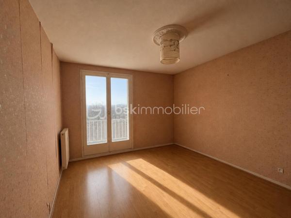 Fontaine les dijon : Au sein d'une résidence arborée et sécurisée, appartement lumineux exposé Ouest, comprenant 3 pièces à rafraîchir, d'environ 62 m² au 5 ème étage avec ascenseur.
L'appartement, dispose, d'une entrée avec placard de rangement, une cuisine indépendante, pouvant s'ouvrir sur le séjour qui lui dispose d'un balcon. Deux chambres, une salle d'eau, un espace dressing. Chauffage, eau chaude et eau froide inclus dans les charges de copropriété. 
L'appartement est vendu avec une cave en sous sol , et un garage individuel fermé au sein de la copropriété. 
taxe foncière 1127 euros.
