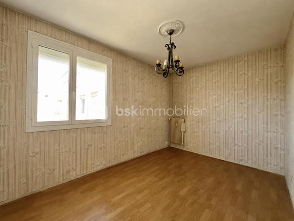Fontaine les dijon : Au sein d'une résidence arborée et sécurisée, appartement lumineux exposé Ouest, comprenant 3 pièces à rafraîchir, d'environ 62 m² au 5 ème étage avec ascenseur.
L'appartement, dispose, d'une entrée avec placard de rangement, une cuisine indépendante, pouvant s'ouvrir sur le séjour qui lui dispose d'un balcon. Deux chambres, une salle d'eau, un espace dressing. Chauffage, eau chaude et eau froide inclus dans les charges de copropriété. 
L'appartement est vendu avec une cave en sous sol , et un garage individuel fermé au sein de la copropriété. 
taxe foncière 1127 euros.