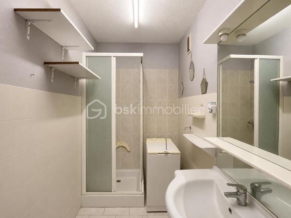 Fontaine les dijon : Au sein d'une résidence arborée et sécurisée, appartement lumineux exposé Ouest, comprenant 3 pièces à rafraîchir, d'environ 62 m² au 5 ème étage avec ascenseur.
L'appartement, dispose, d'une entrée avec placard de rangement, une cuisine indépendante, pouvant s'ouvrir sur le séjour qui lui dispose d'un balcon. Deux chambres, une salle d'eau, un espace dressing. Chauffage, eau chaude et eau froide inclus dans les charges de copropriété. 
L'appartement est vendu avec une cave en sous sol , et un garage individuel fermé au sein de la copropriété. 
taxe foncière 1127 euros.
