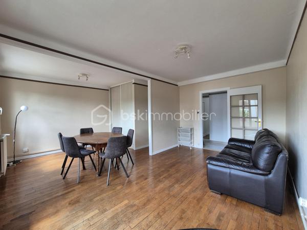 **Appartement T2 Bis Traversant de 53 m² – Entièrement Rénové avec Garage, Cave et Grenier**
  Quartier Bourroches - Port du canal

Découvrez cet agréable appartement T2 bis traversant de 53 m², entièrement refait à neuf, situé dans une rue calme et recherchée.

Dès l'entrée, vous apprécierez ses volumes bien agencés et sa luminosité. Il se compose d'une cuisine aménagée et équipée, d'une chambre confortable, d'une salle d'eau, d'un WC indépendant ainsi que d'un vaste salon-séjour ouvrant sur un balcon, idéal pour profiter des beaux jours.

De nombreux placards offrent des espaces de rangement pratiques au quotidien.

Les prestations comprennent :

* Fenêtres PVC double vitrage
* Volets roulants
* Chauffage individuel au gaz

En complément, vous bénéficierez d'une cave, d'un grenier et d'un garage, des atouts rares et très appréciés.

Idéal pour une résidence principale ou un investissement locatif, cet appartement allie confort, fonctionnalité et tranquillité.

À visiter sans tarder !