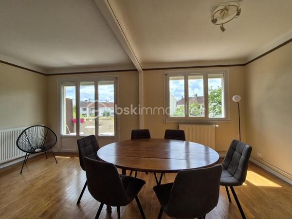 **Appartement T2 Bis Traversant de 53 m² – Entièrement Rénové avec Garage, Cave et Grenier**
  Quartier Bourroches - Port du canal

Découvrez cet agréable appartement T2 bis traversant de 53 m², entièrement refait à neuf, situé dans une rue calme et recherchée.

Dès l'entrée, vous apprécierez ses volumes bien agencés et sa luminosité. Il se compose d'une cuisine aménagée et équipée, d'une chambre confortable, d'une salle d'eau, d'un WC indépendant ainsi que d'un vaste salon-séjour ouvrant sur un balcon, idéal pour profiter des beaux jours.

De nombreux placards offrent des espaces de rangement pratiques au quotidien.

Les prestations comprennent :

* Fenêtres PVC double vitrage
* Volets roulants
* Chauffage individuel au gaz

En complément, vous bénéficierez d'une cave, d'un grenier et d'un garage, des atouts rares et très appréciés.

Idéal pour une résidence principale ou un investissement locatif, cet appartement allie confort, fonctionnalité et tranquillité.

À visiter sans tarder !