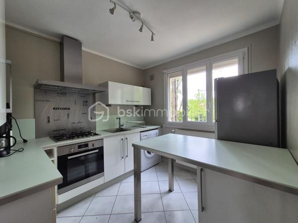 **Appartement T2 Bis Traversant de 53 m² – Entièrement Rénové avec Garage, Cave et Grenier**
  Quartier Bourroches - Port du canal

Découvrez cet agréable appartement T2 bis traversant de 53 m², entièrement refait à neuf, situé dans une rue calme et recherchée.

Dès l'entrée, vous apprécierez ses volumes bien agencés et sa luminosité. Il se compose d'une cuisine aménagée et équipée, d'une chambre confortable, d'une salle d'eau, d'un WC indépendant ainsi que d'un vaste salon-séjour ouvrant sur un balcon, idéal pour profiter des beaux jours.

De nombreux placards offrent des espaces de rangement pratiques au quotidien.

Les prestations comprennent :

* Fenêtres PVC double vitrage
* Volets roulants
* Chauffage individuel au gaz

En complément, vous bénéficierez d'une cave, d'un grenier et d'un garage, des atouts rares et très appréciés.

Idéal pour une résidence principale ou un investissement locatif, cet appartement allie confort, fonctionnalité et tranquillité.

À visiter sans tarder !
