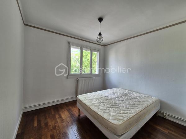 **Appartement T2 Bis Traversant de 53 m² – Entièrement Rénové avec Garage, Cave et Grenier**
  Quartier Bourroches - Port du canal

Découvrez cet agréable appartement T2 bis traversant de 53 m², entièrement refait à neuf, situé dans une rue calme et recherchée.

Dès l'entrée, vous apprécierez ses volumes bien agencés et sa luminosité. Il se compose d'une cuisine aménagée et équipée, d'une chambre confortable, d'une salle d'eau, d'un WC indépendant ainsi que d'un vaste salon-séjour ouvrant sur un balcon, idéal pour profiter des beaux jours.

De nombreux placards offrent des espaces de rangement pratiques au quotidien.

Les prestations comprennent :

* Fenêtres PVC double vitrage
* Volets roulants
* Chauffage individuel au gaz

En complément, vous bénéficierez d'une cave, d'un grenier et d'un garage, des atouts rares et très appréciés.

Idéal pour une résidence principale ou un investissement locatif, cet appartement allie confort, fonctionnalité et tranquillité.

À visiter sans tarder !