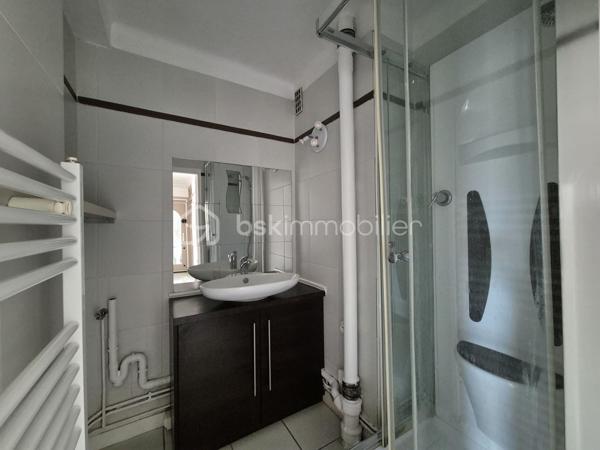 **Appartement T2 Bis Traversant de 53 m² – Entièrement Rénové avec Garage, Cave et Grenier**
  Quartier Bourroches - Port du canal

Découvrez cet agréable appartement T2 bis traversant de 53 m², entièrement refait à neuf, situé dans une rue calme et recherchée.

Dès l'entrée, vous apprécierez ses volumes bien agencés et sa luminosité. Il se compose d'une cuisine aménagée et équipée, d'une chambre confortable, d'une salle d'eau, d'un WC indépendant ainsi que d'un vaste salon-séjour ouvrant sur un balcon, idéal pour profiter des beaux jours.

De nombreux placards offrent des espaces de rangement pratiques au quotidien.

Les prestations comprennent :

* Fenêtres PVC double vitrage
* Volets roulants
* Chauffage individuel au gaz

En complément, vous bénéficierez d'une cave, d'un grenier et d'un garage, des atouts rares et très appréciés.

Idéal pour une résidence principale ou un investissement locatif, cet appartement allie confort, fonctionnalité et tranquillité.

À visiter sans tarder !
