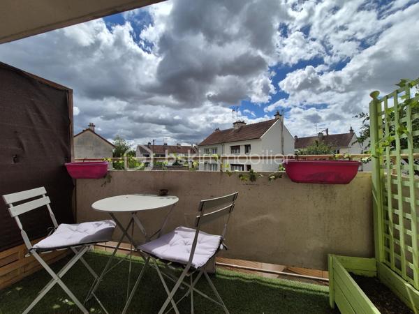 **Appartement T2 Bis Traversant de 53 m² – Entièrement Rénové avec Garage, Cave et Grenier**
  Quartier Bourroches - Port du canal

Découvrez cet agréable appartement T2 bis traversant de 53 m², entièrement refait à neuf, situé dans une rue calme et recherchée.

Dès l'entrée, vous apprécierez ses volumes bien agencés et sa luminosité. Il se compose d'une cuisine aménagée et équipée, d'une chambre confortable, d'une salle d'eau, d'un WC indépendant ainsi que d'un vaste salon-séjour ouvrant sur un balcon, idéal pour profiter des beaux jours.

De nombreux placards offrent des espaces de rangement pratiques au quotidien.

Les prestations comprennent :

* Fenêtres PVC double vitrage
* Volets roulants
* Chauffage individuel au gaz

En complément, vous bénéficierez d'une cave, d'un grenier et d'un garage, des atouts rares et très appréciés.

Idéal pour une résidence principale ou un investissement locatif, cet appartement allie confort, fonctionnalité et tranquillité.

À visiter sans tarder !
