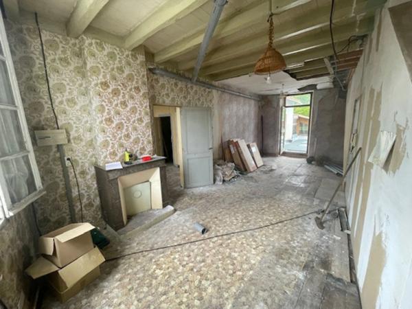 Coeur de st cybard;Plateau de 92 m² à rénover avec terrasse de 30m²