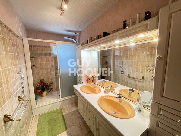 GASTES : maison 3 chambres avec jardin arboré, terrasse et piscine à 100 m du lac