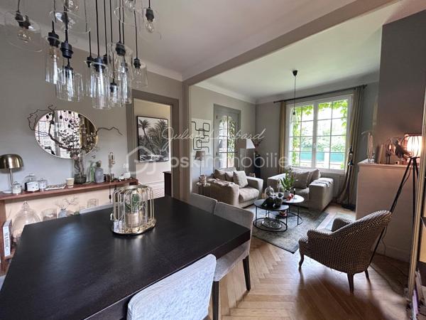 Encore une exclusivité par Julien Lambard  - BSK immobilier!

À quelques minutes à pieds seulement de la gare de Rouen, dans l’un des secteurs les plus prisés de la ville, cette somptueuse maison de maître incarne avec raffinement élégance bourgeoise et patrimoine local.
Derrière sa façade de caractère, cette demeure dévoile près de 210 m² ( 193 m² habitables ) sublimés par une architecture authentique et une atmosphère chaleureuse où chaque détail a été pensé avec exigence.

Dès l’entrée, le charme opère immédiatement : carreaux de ciment d’époque, hauteurs sous plafond remarquables et matériaux nobles composent un décor aussi élégant qu’intemporel. Les espaces de réception offrent une circulation harmonieuse entre un superbe séjour ( 27m2 environ ) sublimé par une cheminée à l’âtre qui confère à la pièce une atmosphère chaleureuse et raffinée, un salon au charme feutré ( 17m2 environ ) propice aux instants de convivialité et une cuisine indépendante ( 27m2 environ), parfaitement aménagée et équipée, ouverte sur une agréable terrasse intimiste et prolongée par une pratique arrière cuisine.

La maison propose cinq chambres aux volumes généreux ( 13m2, 13m2, 16m2, 19m2 et 25m2 environ ), véritables espaces de quiétude et de confort, accompagnées d’un dressing ainsi que de deux salles de douche, dont une parentale aux lignes contemporaines. 

Pensée pour répondre aux exigences d’une vie familiale, cette propriété dispose également d’un garage et d’un sous-sol offrant de nombreuses possibilités d’aménagement et de rangement. Son jardin bien exposé offre un cadre privilégié pour des moments de détentes ou de convivialité. 

Alliance rare entre prestige, cachet historique et fonctionnalité moderne, cette demeure séduit par son caractère unique et son emplacement privilégié, à proximité immédiate des commerces, des écoles, des transports et de la ligne ferroviaire vers Paris.

Une propriété confidentielle et raffinée, destinée aux amateurs de belles demeures en quête d’un bien d’exception.