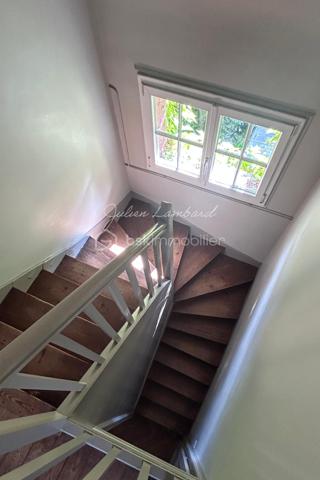 Encore une exclusivité par Julien Lambard  - BSK immobilier!

À quelques minutes à pieds seulement de la gare de Rouen, dans l’un des secteurs les plus prisés de la ville, cette somptueuse maison de maître incarne avec raffinement élégance bourgeoise et patrimoine local.
Derrière sa façade de caractère, cette demeure dévoile près de 210 m² ( 193 m² habitables ) sublimés par une architecture authentique et une atmosphère chaleureuse où chaque détail a été pensé avec exigence.

Dès l’entrée, le charme opère immédiatement : carreaux de ciment d’époque, hauteurs sous plafond remarquables et matériaux nobles composent un décor aussi élégant qu’intemporel. Les espaces de réception offrent une circulation harmonieuse entre un superbe séjour ( 27m2 environ ) sublimé par une cheminée à l’âtre qui confère à la pièce une atmosphère chaleureuse et raffinée, un salon au charme feutré ( 17m2 environ ) propice aux instants de convivialité et une cuisine indépendante ( 27m2 environ), parfaitement aménagée et équipée, ouverte sur une agréable terrasse intimiste et prolongée par une pratique arrière cuisine.

La maison propose cinq chambres aux volumes généreux ( 13m2, 13m2, 16m2, 19m2 et 25m2 environ ), véritables espaces de quiétude et de confort, accompagnées d’un dressing ainsi que de deux salles de douche, dont une parentale aux lignes contemporaines. 

Pensée pour répondre aux exigences d’une vie familiale, cette propriété dispose également d’un garage et d’un sous-sol offrant de nombreuses possibilités d’aménagement et de rangement. Son jardin bien exposé offre un cadre privilégié pour des moments de détentes ou de convivialité. 

Alliance rare entre prestige, cachet historique et fonctionnalité moderne, cette demeure séduit par son caractère unique et son emplacement privilégié, à proximité immédiate des commerces, des écoles, des transports et de la ligne ferroviaire vers Paris.

Une propriété confidentielle et raffinée, destinée aux amateurs de belles demeures en quête d’un bien d’exception.