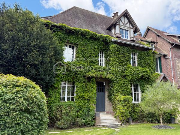 Encore une exclusivité par Julien Lambard  - BSK immobilier!

À quelques minutes à pieds seulement de la gare de Rouen, dans l’un des secteurs les plus prisés de la ville, cette somptueuse maison de maître incarne avec raffinement élégance bourgeoise et patrimoine local.
Derrière sa façade de caractère, cette demeure dévoile près de 210 m² ( 193 m² habitables ) sublimés par une architecture authentique et une atmosphère chaleureuse où chaque détail a été pensé avec exigence.

Dès l’entrée, le charme opère immédiatement : carreaux de ciment d’époque, hauteurs sous plafond remarquables et matériaux nobles composent un décor aussi élégant qu’intemporel. Les espaces de réception offrent une circulation harmonieuse entre un superbe séjour ( 27m2 environ ) sublimé par une cheminée à l’âtre qui confère à la pièce une atmosphère chaleureuse et raffinée, un salon au charme feutré ( 17m2 environ ) propice aux instants de convivialité et une cuisine indépendante ( 27m2 environ), parfaitement aménagée et équipée, ouverte sur une agréable terrasse intimiste et prolongée par une pratique arrière cuisine.

La maison propose cinq chambres aux volumes généreux ( 13m2, 13m2, 16m2, 19m2 et 25m2 environ ), véritables espaces de quiétude et de confort, accompagnées d’un dressing ainsi que de deux salles de douche, dont une parentale aux lignes contemporaines. 

Pensée pour répondre aux exigences d’une vie familiale, cette propriété dispose également d’un garage et d’un sous-sol offrant de nombreuses possibilités d’aménagement et de rangement. Son jardin bien exposé offre un cadre privilégié pour des moments de détentes ou de convivialité. 

Alliance rare entre prestige, cachet historique et fonctionnalité moderne, cette demeure séduit par son caractère unique et son emplacement privilégié, à proximité immédiate des commerces, des écoles, des transports et de la ligne ferroviaire vers Paris.

Une propriété confidentielle et raffinée, destinée aux amateurs de belles demeures en quête d’un bien d’exception.