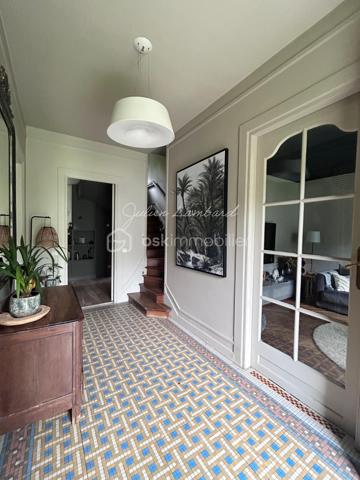 Encore une exclusivité par Julien Lambard  - BSK immobilier!

À quelques minutes à pieds seulement de la gare de Rouen, dans l’un des secteurs les plus prisés de la ville, cette somptueuse maison de maître incarne avec raffinement élégance bourgeoise et patrimoine local.
Derrière sa façade de caractère, cette demeure dévoile près de 210 m² ( 193 m² habitables ) sublimés par une architecture authentique et une atmosphère chaleureuse où chaque détail a été pensé avec exigence.

Dès l’entrée, le charme opère immédiatement : carreaux de ciment d’époque, hauteurs sous plafond remarquables et matériaux nobles composent un décor aussi élégant qu’intemporel. Les espaces de réception offrent une circulation harmonieuse entre un superbe séjour ( 27m2 environ ) sublimé par une cheminée à l’âtre qui confère à la pièce une atmosphère chaleureuse et raffinée, un salon au charme feutré ( 17m2 environ ) propice aux instants de convivialité et une cuisine indépendante ( 27m2 environ), parfaitement aménagée et équipée, ouverte sur une agréable terrasse intimiste et prolongée par une pratique arrière cuisine.

La maison propose cinq chambres aux volumes généreux ( 13m2, 13m2, 16m2, 19m2 et 25m2 environ ), véritables espaces de quiétude et de confort, accompagnées d’un dressing ainsi que de deux salles de douche, dont une parentale aux lignes contemporaines. 

Pensée pour répondre aux exigences d’une vie familiale, cette propriété dispose également d’un garage et d’un sous-sol offrant de nombreuses possibilités d’aménagement et de rangement. Son jardin bien exposé offre un cadre privilégié pour des moments de détentes ou de convivialité. 

Alliance rare entre prestige, cachet historique et fonctionnalité moderne, cette demeure séduit par son caractère unique et son emplacement privilégié, à proximité immédiate des commerces, des écoles, des transports et de la ligne ferroviaire vers Paris.

Une propriété confidentielle et raffinée, destinée aux amateurs de belles demeures en quête d’un bien d’exception.