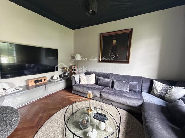 Encore une exclusivité par Julien Lambard  - BSK immobilier!

À quelques minutes à pieds seulement de la gare de Rouen, dans l’un des secteurs les plus prisés de la ville, cette somptueuse maison de maître incarne avec raffinement élégance bourgeoise et patrimoine local.
Derrière sa façade de caractère, cette demeure dévoile près de 210 m² ( 193 m² habitables ) sublimés par une architecture authentique et une atmosphère chaleureuse où chaque détail a été pensé avec exigence.

Dès l’entrée, le charme opère immédiatement : carreaux de ciment d’époque, hauteurs sous plafond remarquables et matériaux nobles composent un décor aussi élégant qu’intemporel. Les espaces de réception offrent une circulation harmonieuse entre un superbe séjour ( 27m2 environ ) sublimé par une cheminée à l’âtre qui confère à la pièce une atmosphère chaleureuse et raffinée, un salon au charme feutré ( 17m2 environ ) propice aux instants de convivialité et une cuisine indépendante ( 27m2 environ), parfaitement aménagée et équipée, ouverte sur une agréable terrasse intimiste et prolongée par une pratique arrière cuisine.

La maison propose cinq chambres aux volumes généreux ( 13m2, 13m2, 16m2, 19m2 et 25m2 environ ), véritables espaces de quiétude et de confort, accompagnées d’un dressing ainsi que de deux salles de douche, dont une parentale aux lignes contemporaines. 

Pensée pour répondre aux exigences d’une vie familiale, cette propriété dispose également d’un garage et d’un sous-sol offrant de nombreuses possibilités d’aménagement et de rangement. Son jardin bien exposé offre un cadre privilégié pour des moments de détentes ou de convivialité. 

Alliance rare entre prestige, cachet historique et fonctionnalité moderne, cette demeure séduit par son caractère unique et son emplacement privilégié, à proximité immédiate des commerces, des écoles, des transports et de la ligne ferroviaire vers Paris.

Une propriété confidentielle et raffinée, destinée aux amateurs de belles demeures en quête d’un bien d’exception.