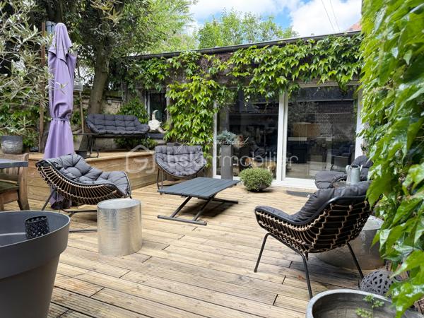 Encore une exclusivité par Julien Lambard  - BSK immobilier!

À quelques minutes à pieds seulement de la gare de Rouen, dans l’un des secteurs les plus prisés de la ville, cette somptueuse maison de maître incarne avec raffinement élégance bourgeoise et patrimoine local.
Derrière sa façade de caractère, cette demeure dévoile près de 210 m² ( 193 m² habitables ) sublimés par une architecture authentique et une atmosphère chaleureuse où chaque détail a été pensé avec exigence.

Dès l’entrée, le charme opère immédiatement : carreaux de ciment d’époque, hauteurs sous plafond remarquables et matériaux nobles composent un décor aussi élégant qu’intemporel. Les espaces de réception offrent une circulation harmonieuse entre un superbe séjour ( 27m2 environ ) sublimé par une cheminée à l’âtre qui confère à la pièce une atmosphère chaleureuse et raffinée, un salon au charme feutré ( 17m2 environ ) propice aux instants de convivialité et une cuisine indépendante ( 27m2 environ), parfaitement aménagée et équipée, ouverte sur une agréable terrasse intimiste et prolongée par une pratique arrière cuisine.

La maison propose cinq chambres aux volumes généreux ( 13m2, 13m2, 16m2, 19m2 et 25m2 environ ), véritables espaces de quiétude et de confort, accompagnées d’un dressing ainsi que de deux salles de douche, dont une parentale aux lignes contemporaines. 

Pensée pour répondre aux exigences d’une vie familiale, cette propriété dispose également d’un garage et d’un sous-sol offrant de nombreuses possibilités d’aménagement et de rangement. Son jardin bien exposé offre un cadre privilégié pour des moments de détentes ou de convivialité. 

Alliance rare entre prestige, cachet historique et fonctionnalité moderne, cette demeure séduit par son caractère unique et son emplacement privilégié, à proximité immédiate des commerces, des écoles, des transports et de la ligne ferroviaire vers Paris.

Une propriété confidentielle et raffinée, destinée aux amateurs de belles demeures en quête d’un bien d’exception.