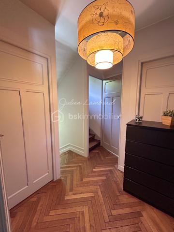 Encore une exclusivité par Julien Lambard  - BSK immobilier!

À quelques minutes à pieds seulement de la gare de Rouen, dans l’un des secteurs les plus prisés de la ville, cette somptueuse maison de maître incarne avec raffinement élégance bourgeoise et patrimoine local.
Derrière sa façade de caractère, cette demeure dévoile près de 210 m² ( 193 m² habitables ) sublimés par une architecture authentique et une atmosphère chaleureuse où chaque détail a été pensé avec exigence.

Dès l’entrée, le charme opère immédiatement : carreaux de ciment d’époque, hauteurs sous plafond remarquables et matériaux nobles composent un décor aussi élégant qu’intemporel. Les espaces de réception offrent une circulation harmonieuse entre un superbe séjour ( 27m2 environ ) sublimé par une cheminée à l’âtre qui confère à la pièce une atmosphère chaleureuse et raffinée, un salon au charme feutré ( 17m2 environ ) propice aux instants de convivialité et une cuisine indépendante ( 27m2 environ), parfaitement aménagée et équipée, ouverte sur une agréable terrasse intimiste et prolongée par une pratique arrière cuisine.

La maison propose cinq chambres aux volumes généreux ( 13m2, 13m2, 16m2, 19m2 et 25m2 environ ), véritables espaces de quiétude et de confort, accompagnées d’un dressing ainsi que de deux salles de douche, dont une parentale aux lignes contemporaines. 

Pensée pour répondre aux exigences d’une vie familiale, cette propriété dispose également d’un garage et d’un sous-sol offrant de nombreuses possibilités d’aménagement et de rangement. Son jardin bien exposé offre un cadre privilégié pour des moments de détentes ou de convivialité. 

Alliance rare entre prestige, cachet historique et fonctionnalité moderne, cette demeure séduit par son caractère unique et son emplacement privilégié, à proximité immédiate des commerces, des écoles, des transports et de la ligne ferroviaire vers Paris.

Une propriété confidentielle et raffinée, destinée aux amateurs de belles demeures en quête d’un bien d’exception.