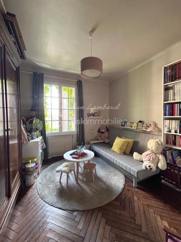 Encore une exclusivité par Julien Lambard  - BSK immobilier!

À quelques minutes à pieds seulement de la gare de Rouen, dans l’un des secteurs les plus prisés de la ville, cette somptueuse maison de maître incarne avec raffinement élégance bourgeoise et patrimoine local.
Derrière sa façade de caractère, cette demeure dévoile près de 210 m² ( 193 m² habitables ) sublimés par une architecture authentique et une atmosphère chaleureuse où chaque détail a été pensé avec exigence.

Dès l’entrée, le charme opère immédiatement : carreaux de ciment d’époque, hauteurs sous plafond remarquables et matériaux nobles composent un décor aussi élégant qu’intemporel. Les espaces de réception offrent une circulation harmonieuse entre un superbe séjour ( 27m2 environ ) sublimé par une cheminée à l’âtre qui confère à la pièce une atmosphère chaleureuse et raffinée, un salon au charme feutré ( 17m2 environ ) propice aux instants de convivialité et une cuisine indépendante ( 27m2 environ), parfaitement aménagée et équipée, ouverte sur une agréable terrasse intimiste et prolongée par une pratique arrière cuisine.

La maison propose cinq chambres aux volumes généreux ( 13m2, 13m2, 16m2, 19m2 et 25m2 environ ), véritables espaces de quiétude et de confort, accompagnées d’un dressing ainsi que de deux salles de douche, dont une parentale aux lignes contemporaines. 

Pensée pour répondre aux exigences d’une vie familiale, cette propriété dispose également d’un garage et d’un sous-sol offrant de nombreuses possibilités d’aménagement et de rangement. Son jardin bien exposé offre un cadre privilégié pour des moments de détentes ou de convivialité. 

Alliance rare entre prestige, cachet historique et fonctionnalité moderne, cette demeure séduit par son caractère unique et son emplacement privilégié, à proximité immédiate des commerces, des écoles, des transports et de la ligne ferroviaire vers Paris.

Une propriété confidentielle et raffinée, destinée aux amateurs de belles demeures en quête d’un bien d’exception.